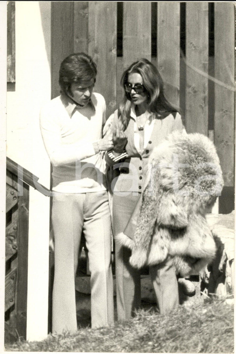1970 ca GOSSIP ITALIA Barbara BOUCHET in montagna con Paolo PAZZAGLIA (1) - Foto Fotografia di agenzia. CONDIZIONI: G FORMATO: 20x30 cm    originale e autentica 1
