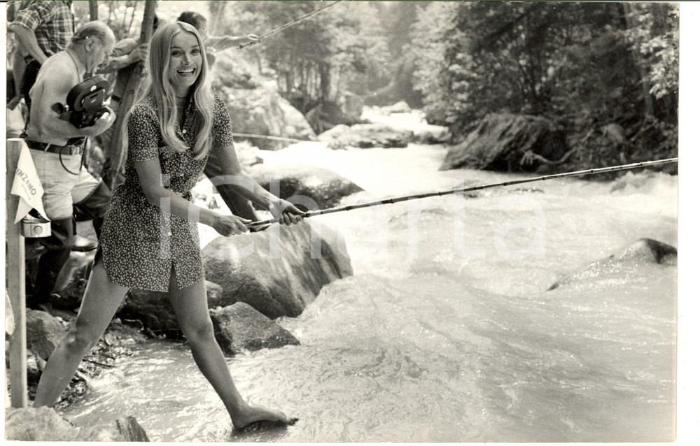 1975 ca COSTUME ITALIA Barbara BOUCHET durante una pesca alla trota - Foto 30x20 Fotografia di agenzia. CONDIZIONI: G (ma lieve piegatura angolare)FORMATO: 30x20 cm    originale e autentica 1