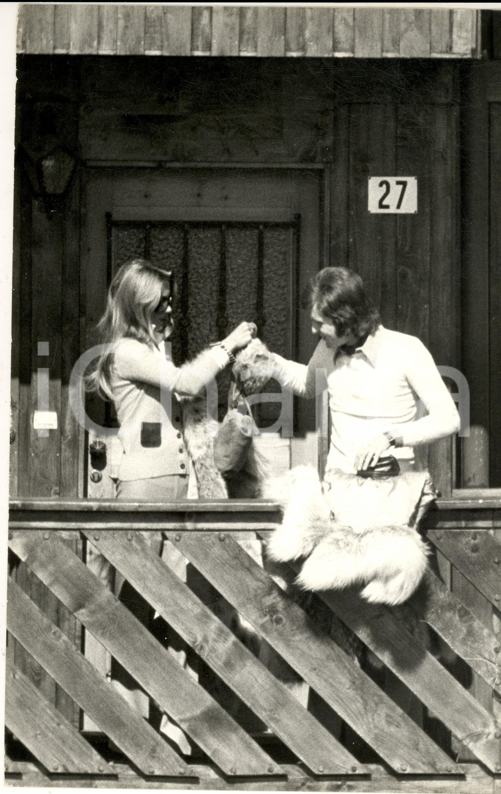 1970 ca GOSSIP ITALIA Barbara BOUCHET in montagna con Paolo PAZZAGLIA (8) - Foto Fotografia di agenzia. CONDIZIONI: G (ma piegatura all'angolo superiore sinistro)FORMATO: 20x30 cm    originale e autentica 1