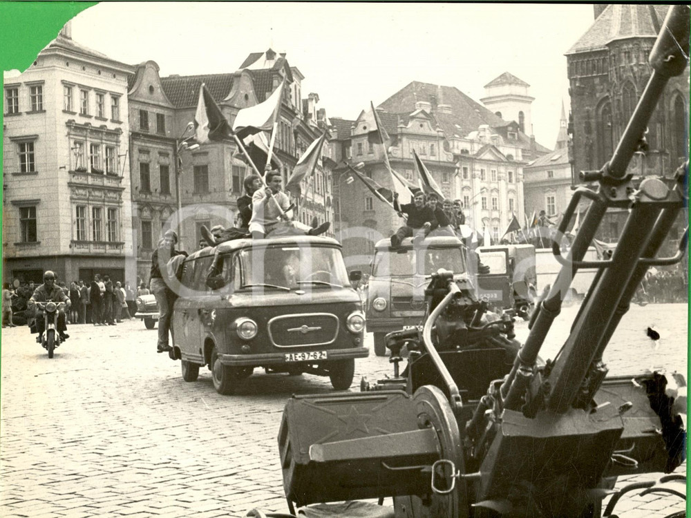 1968 PRIMAVERA DI PRAGA Giovani contro i carri armati sovietici FOTO DANNEGGIATA Fotografia di agenzia. CONDIZIONI: VERY POOR (piegatura verticale al lato sinistro, con mancanza angolare; piegatura al lato destro)FORMATO: 24x18 cm    originale e autentica 1