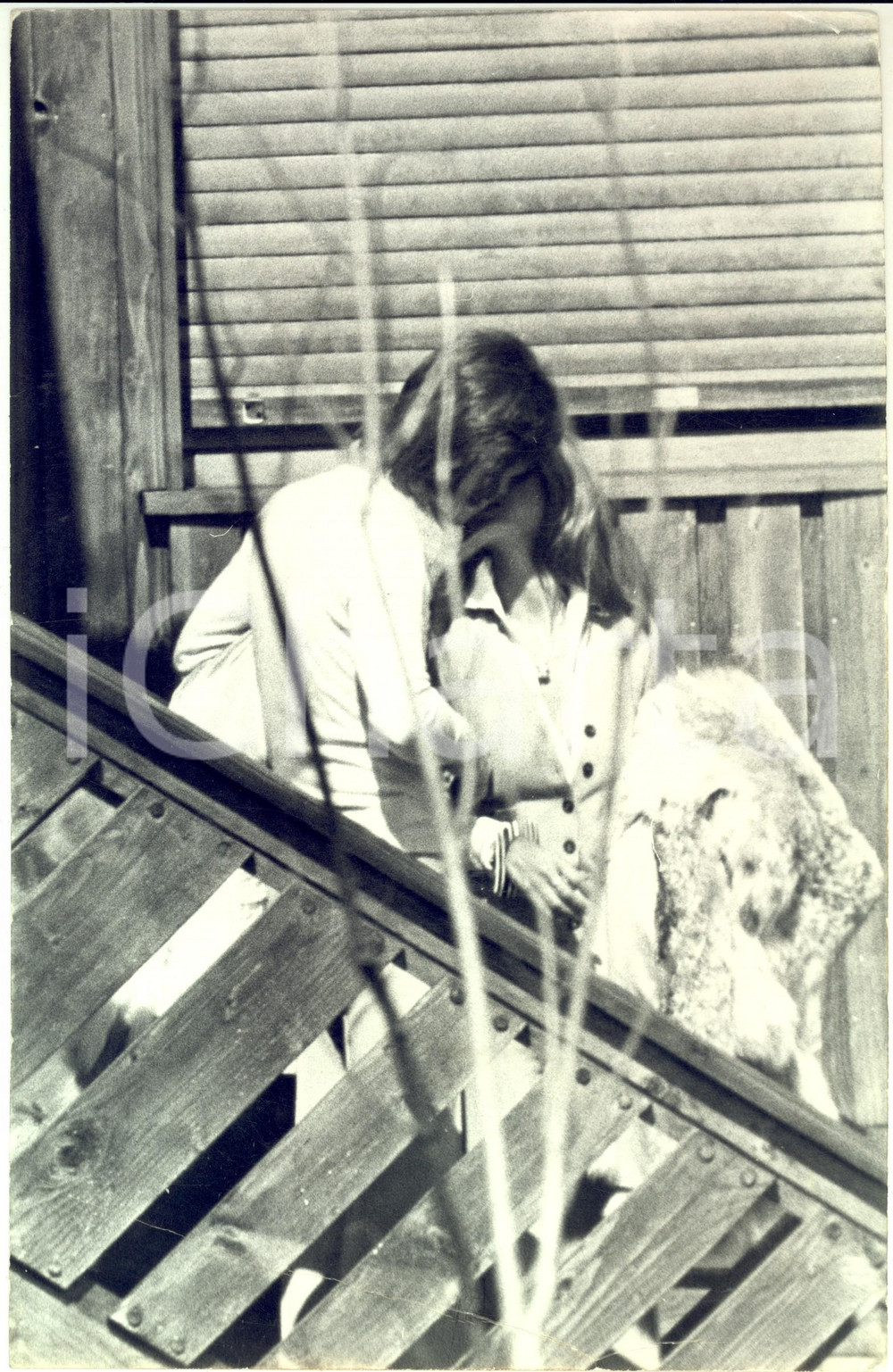 1970 ca GOSSIP ITALIA Barbara BOUCHET in montagna con Paolo PAZZAGLIA (9) - Foto