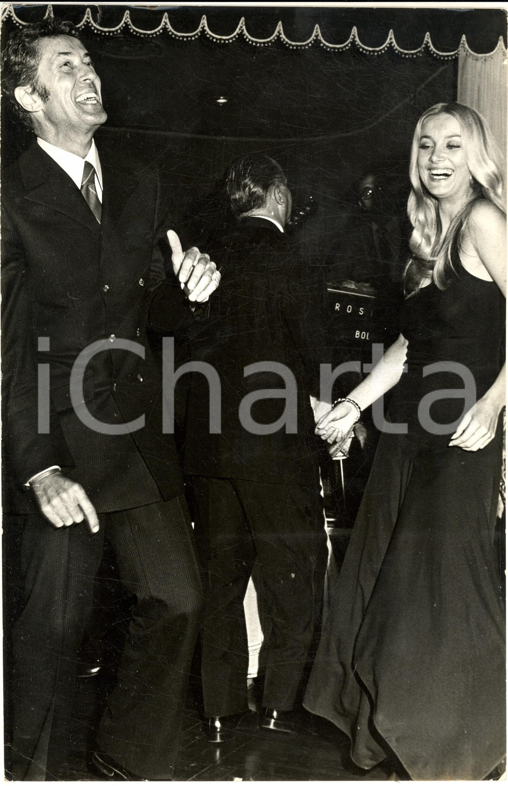 1970 ca GOSSIP ITALIA Barbara BOUCHET si diverte a una serata - Foto 20x30 Fotografia di agenzia. CONDIZIONI: FAIR (lievi oiegature)FORMATO: 20x30 cm    originale e autentica 1