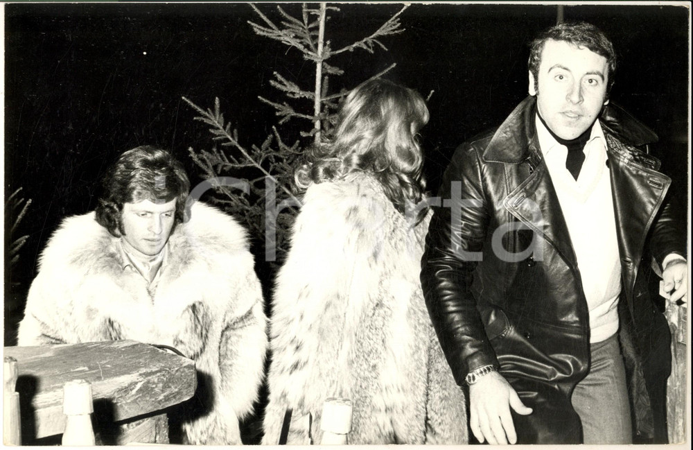 1970 ca GOSSIP Arrivo Barbara BOUCHET e Paolo PAZZAGLIA a una serata (1) - Foto Fotografia di agenzia. CONDIZIONI: G FORMATO: 30x20 cm    originale e autentica 1