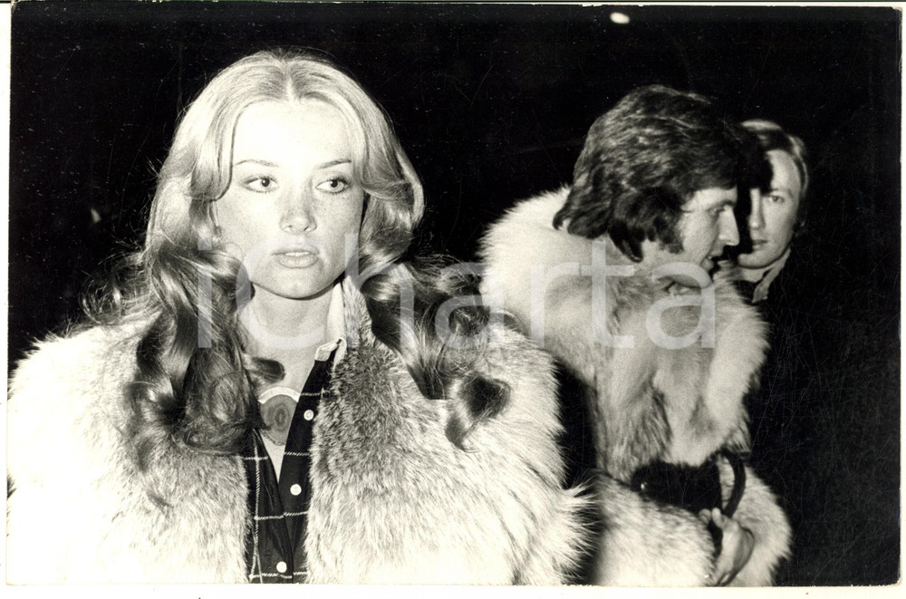 1970 ca GOSSIP Arrivo Barbara BOUCHET e Paolo PAZZAGLIA a una serata (2) - Foto Fotografia di agenzia. CONDIZIONI: G FORMATO: 30x20 cm    originale e autentica 1