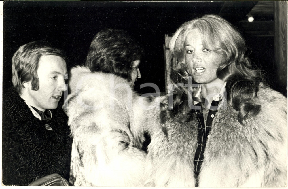 1970 ca GOSSIP Arrivo Barbara BOUCHET e Paolo PAZZAGLIA a una serata (3) - Foto Fotografia di agenzia. CONDIZIONI: G FORMATO: 30x20 cm    originale e autentica 1