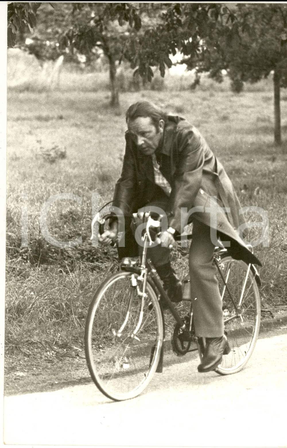 1970 ca COSTUME Richard BURTON in bici su una strada di campagna *Foto 20x30