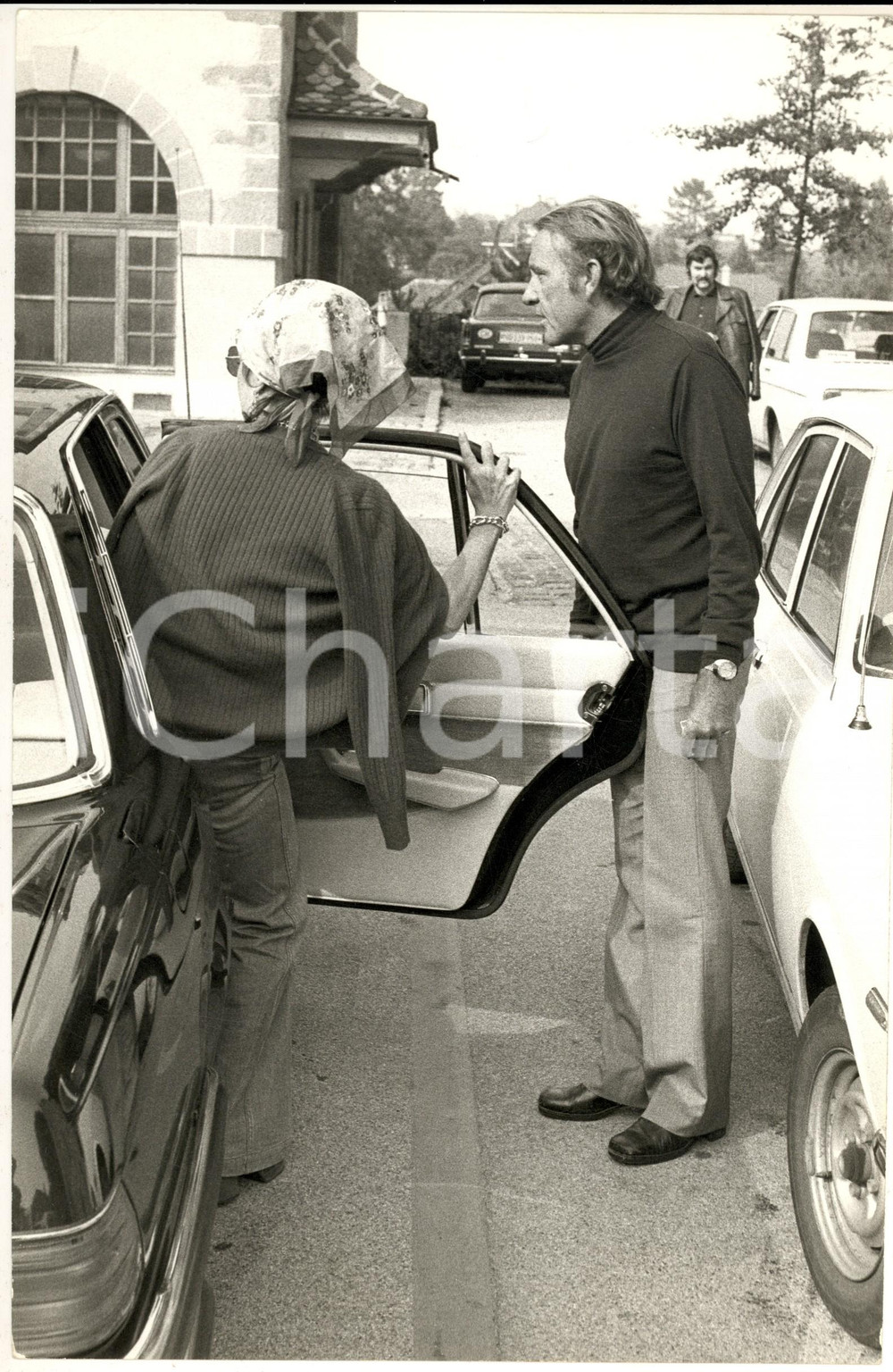 1975 ca SVIZZERA Richard BURTON e Liz TAYLOR presso una dimora di campagna *Foto