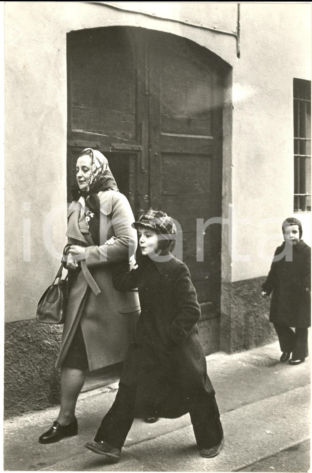 1975 ca GOSSIP MILANO Gianluca GUIDI bambino a passeggio *Foto 20x30 cm