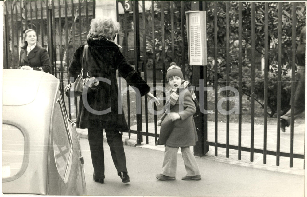 1975 ca GOSSIP MILANO Lauretta MASIERO con il figlio Gianluca GUIDI (1) *Foto 