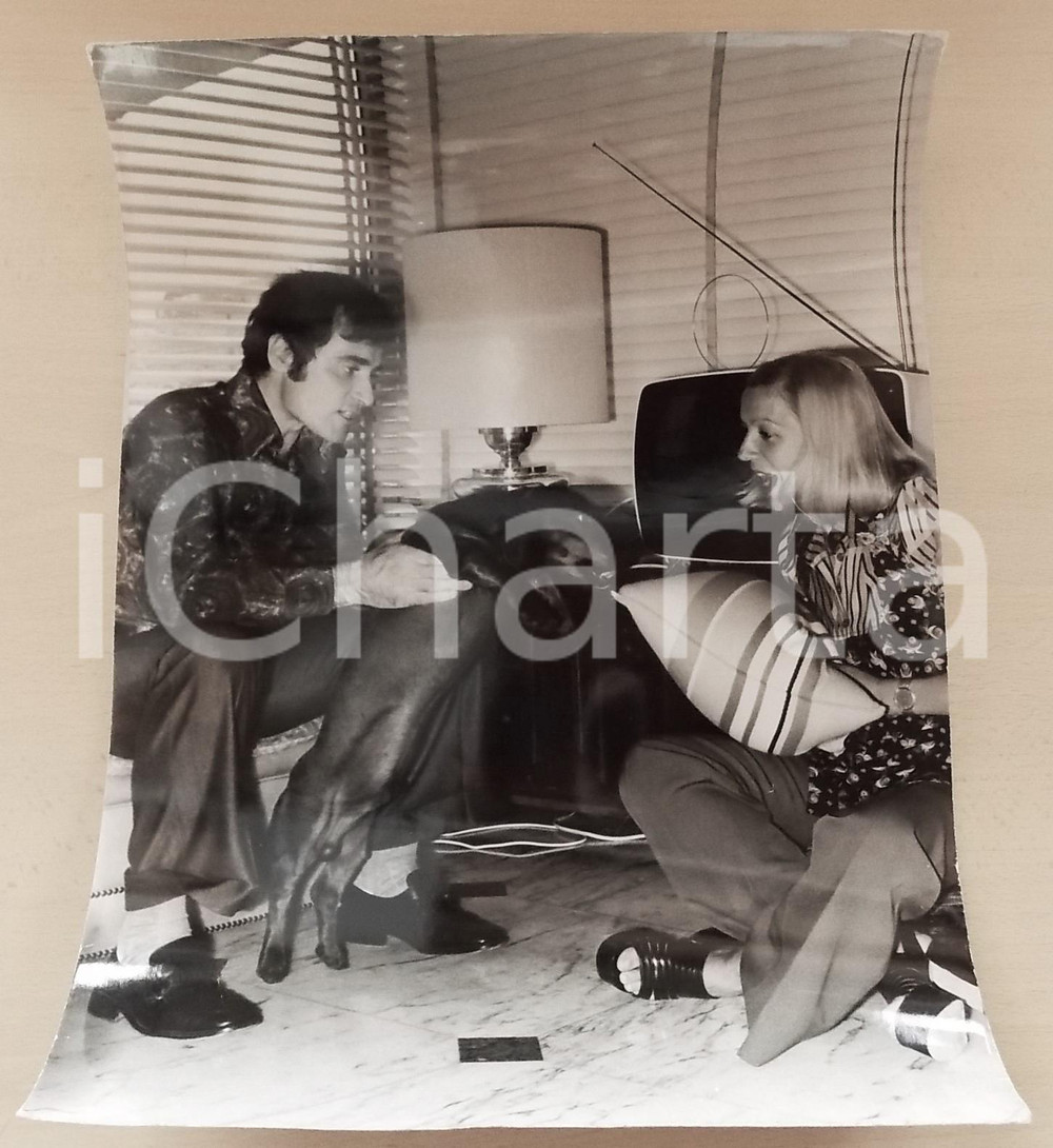 1970 ca COSTUME I VIANELLA - Wilma GOICH Edoardo VIANELLO a casa (1) *Foto 30x40
