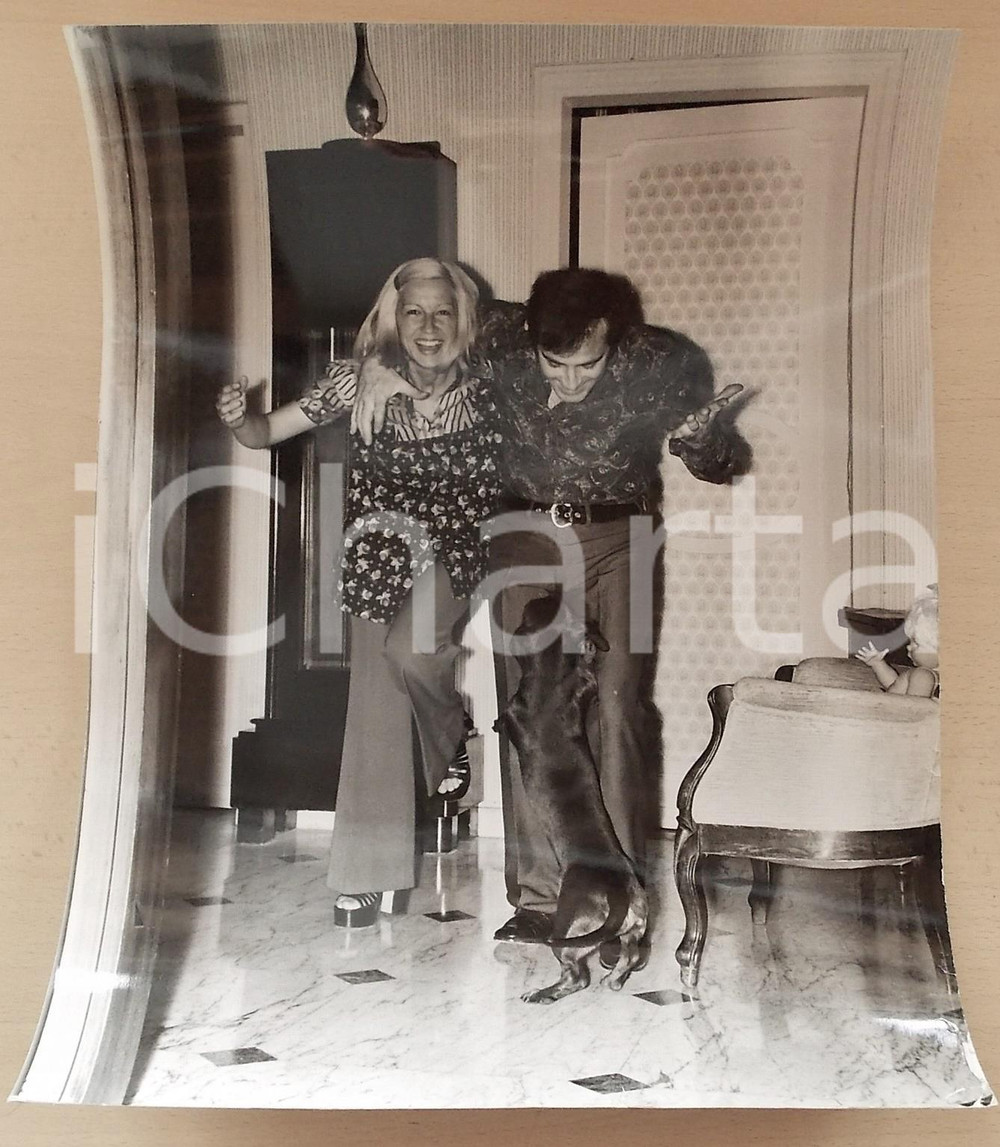 1970 ca COSTUME I VIANELLA - Wilma GOICH Edoardo VIANELLO a casa (5) *Foto 30x40