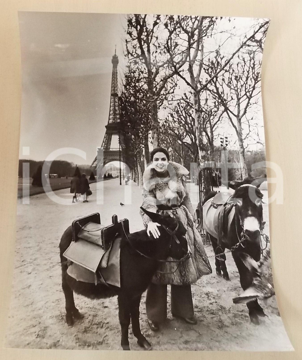 1970 ca PARIS Ritratto attrice Olga KARLATOS con asinelli (2) *Foto 30x40 cm