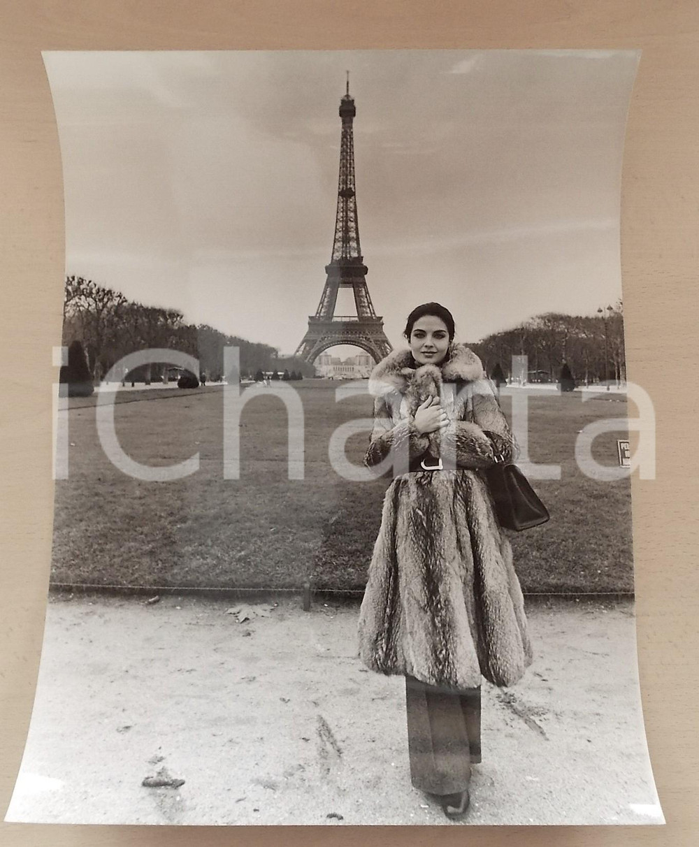 1970 ca PARIS Ritratto attrice Olga KARLATOS alla Tour Eiffel *Foto 30x40 cm