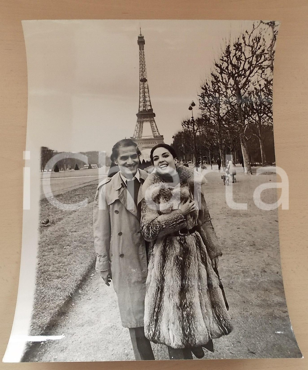 1970 ca PARIS Olga KARLATOS e Nikos PAPATAKIS alla Tour Eiffel *Foto 30x40 cm