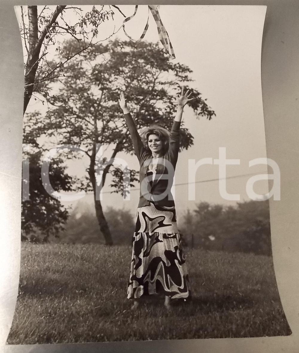 1970 ca COSTUME ITALIA Ritratto cantante Iva ZANICCHI in campagna *Foto 30x40 cm