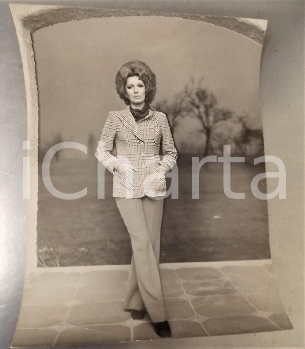 1970 ca COSTUME Cantante Iva ZANICCHI con giacca a quadretti (3) *Foto 30x40