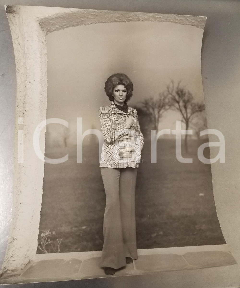 1970 ca COSTUME Cantante Iva ZANICCHI con giacca a quadretti (4) *Foto 30x40