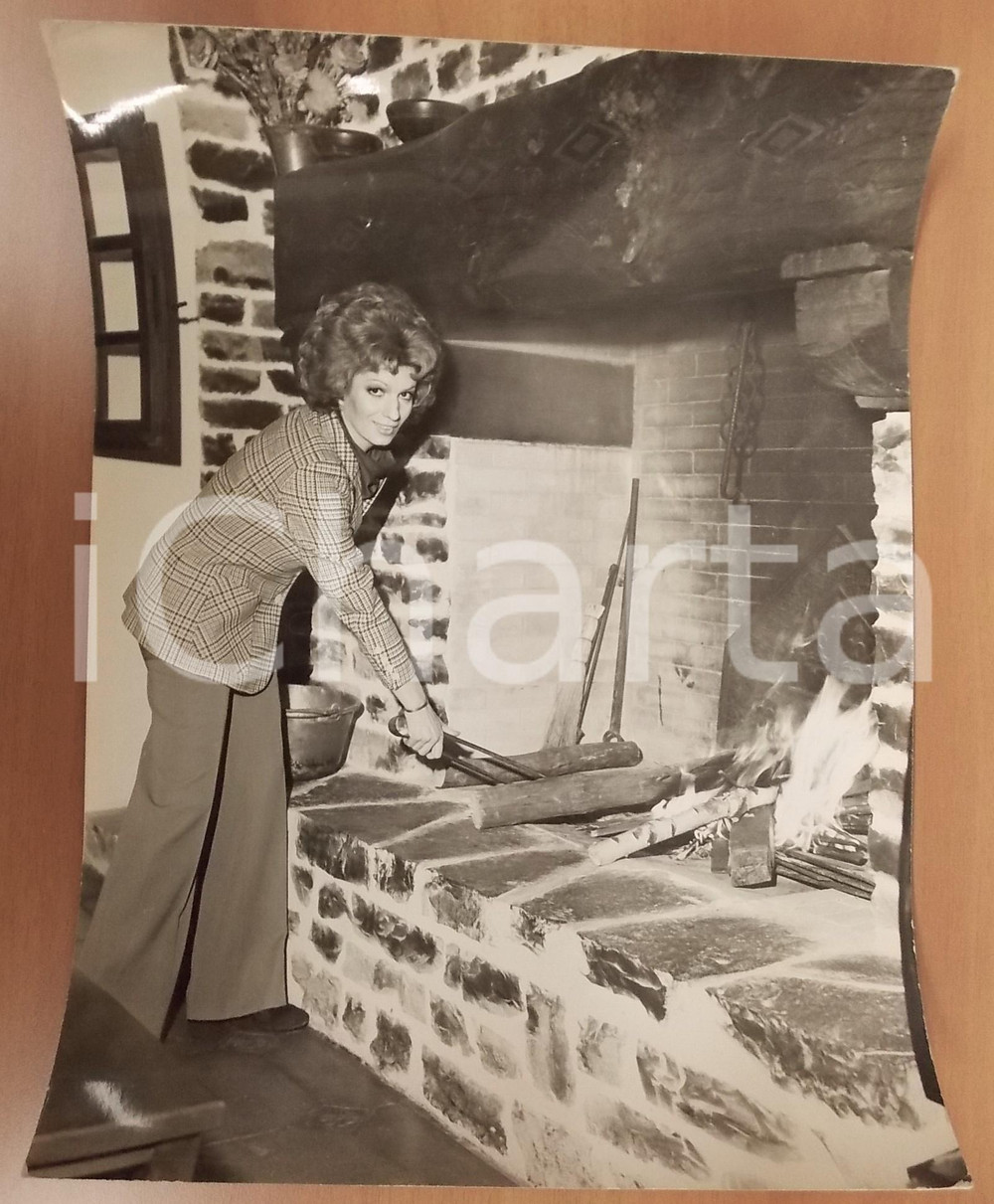 1970 ca COSTUME ITALIA Cantante Iva ZANICCHI al caminetto *Foto 30x40 cm