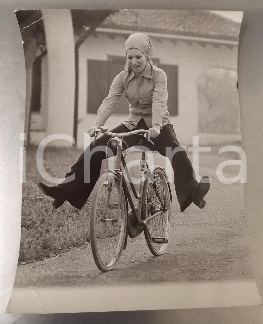 1970 ca COSTUME ITALIA Cantante Iva ZANICCHI in bicicletta (1) *Foto 30x40 cm