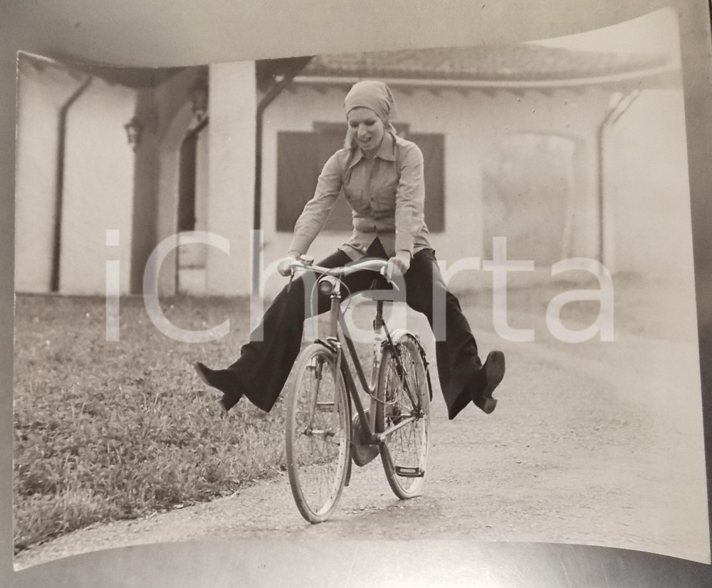 1970 ca COSTUME ITALIA Cantante Iva ZANICCHI in bicicletta (2) *Foto 40x30 cm