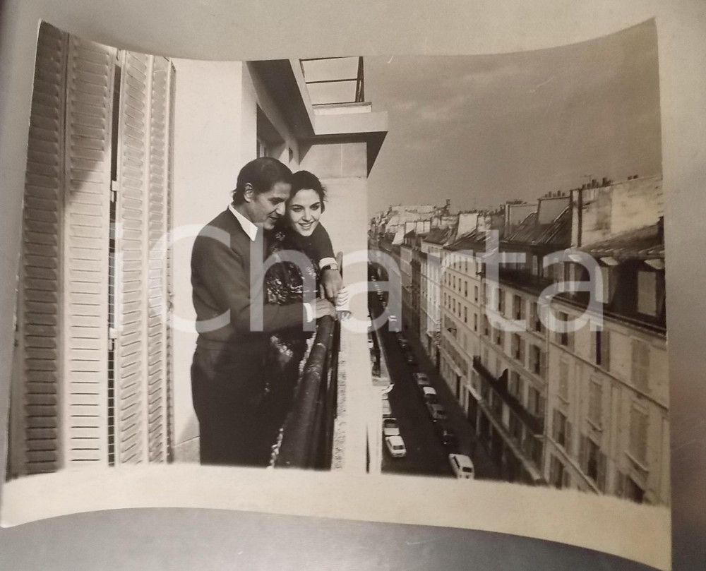 1970 ca PARIS Olga KARLATOS Nikos PAPATAKIS al balcone (3) *Foto 40x30 cm