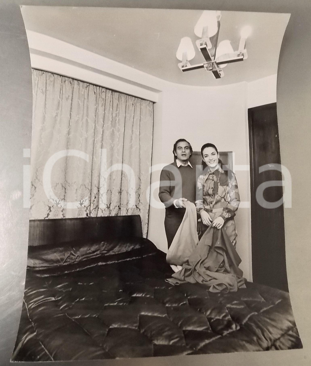 1970 ca PARIS Olga KARLATOS Nikos PAPATAKIS in camera da letto (2) Foto 30x40 cm