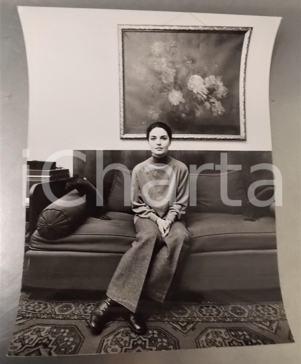 1970 ca PARIS Ritratto attrice Olga KARLATOS in salotto *Foto 30x40 cm