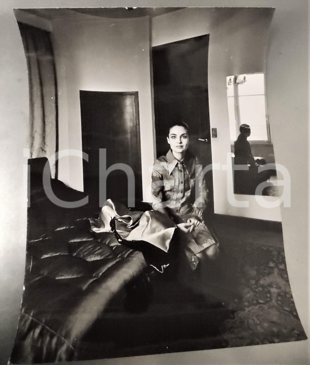 1970 ca PARIS Ritratto attrice Olga KARLATOS in casa (2) *Foto 30x40 cm