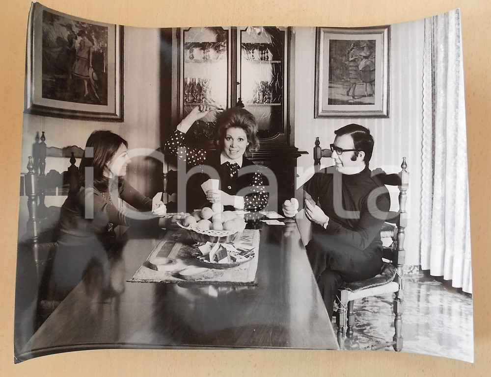 1970 ca COSTUME Soprano Mirella FRENI gioca a carte in famiglia (1) *Foto 40x30