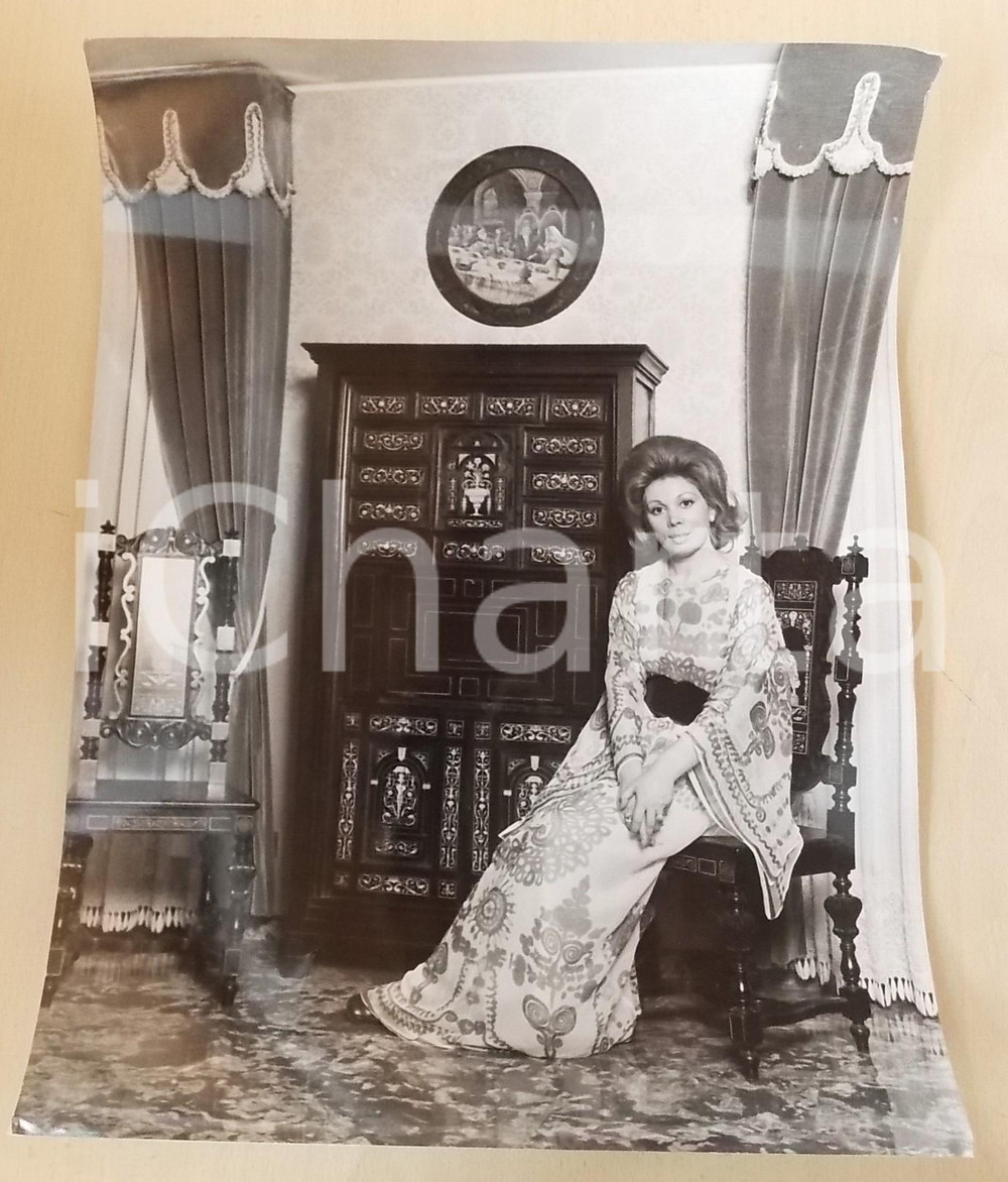 1970 ca COSTUME Soprano Mirella FRENI nel salotto di casa (1) *Foto 30x40 cm