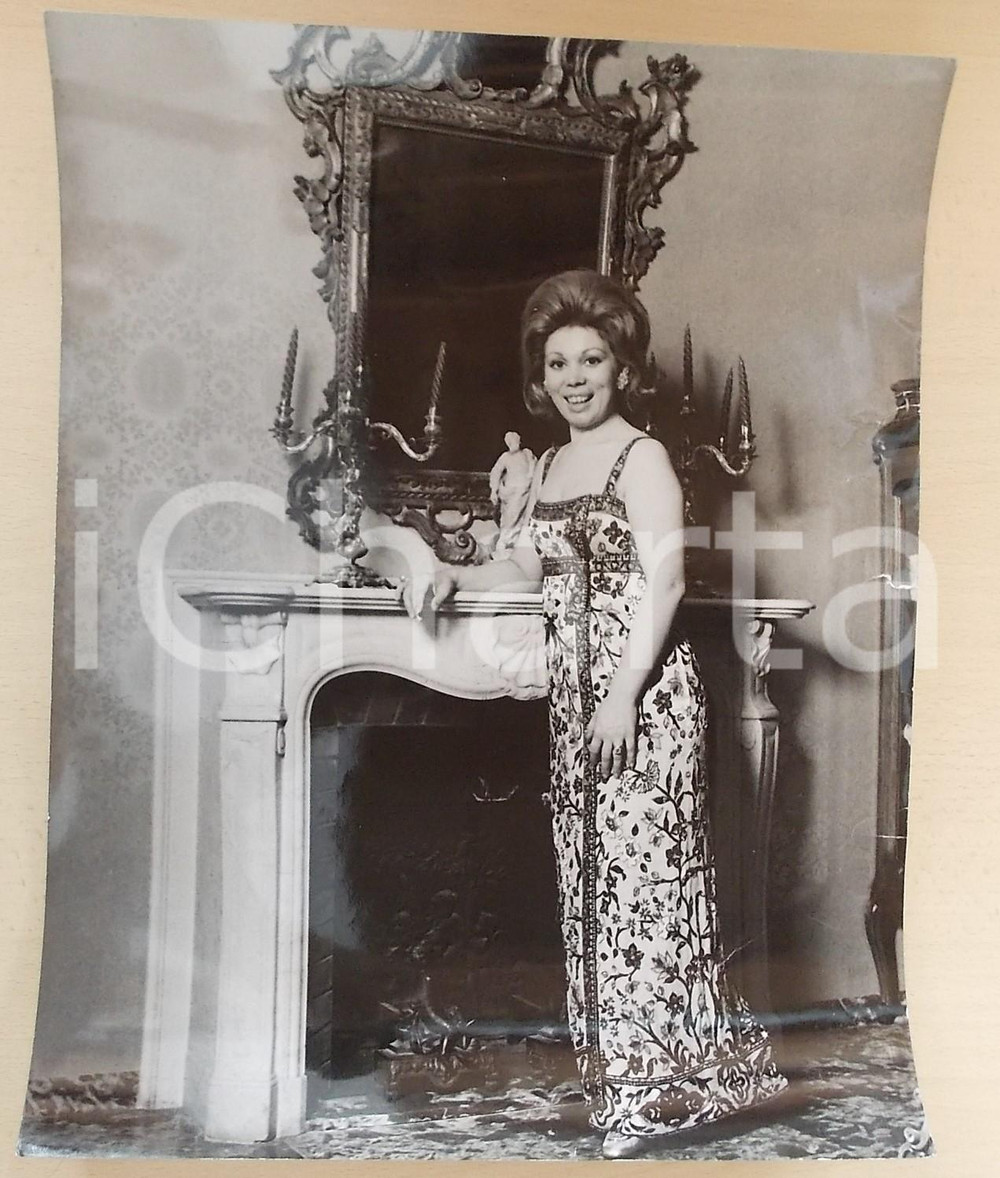 1970 ca COSTUME Soprano Mirella FRENI nel salotto di casa (2) *Foto 30x40 cm