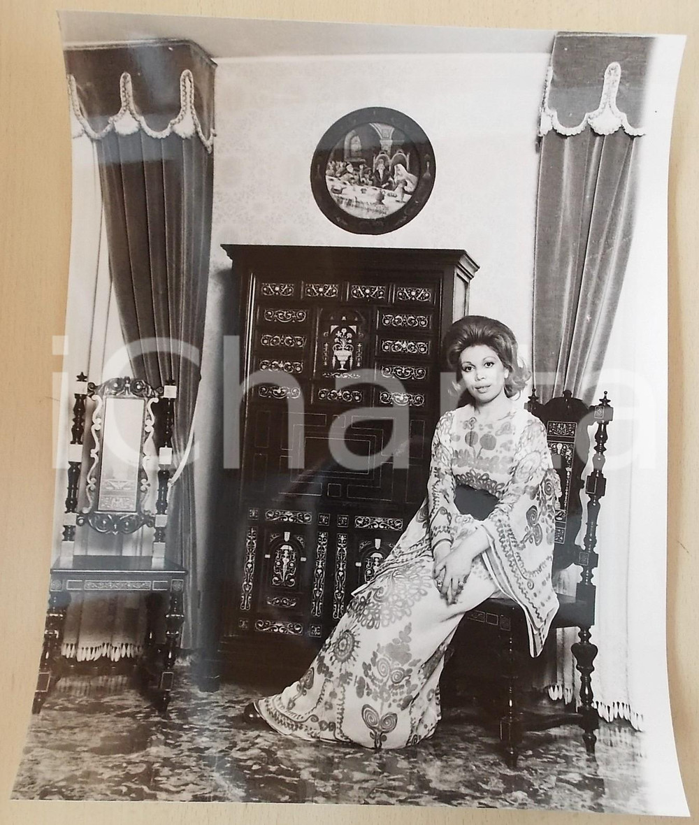 1970 ca COSTUME Soprano Mirella FRENI nel salotto di casa (4) *Foto 30x40 cm