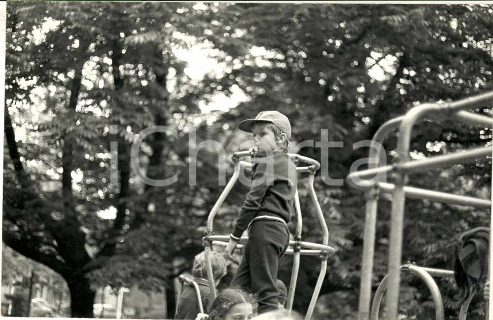 1975 ca GOSSIP MILANO Gianluca GUIDI bambino al parco giochi (2) *Foto 30x20 cm