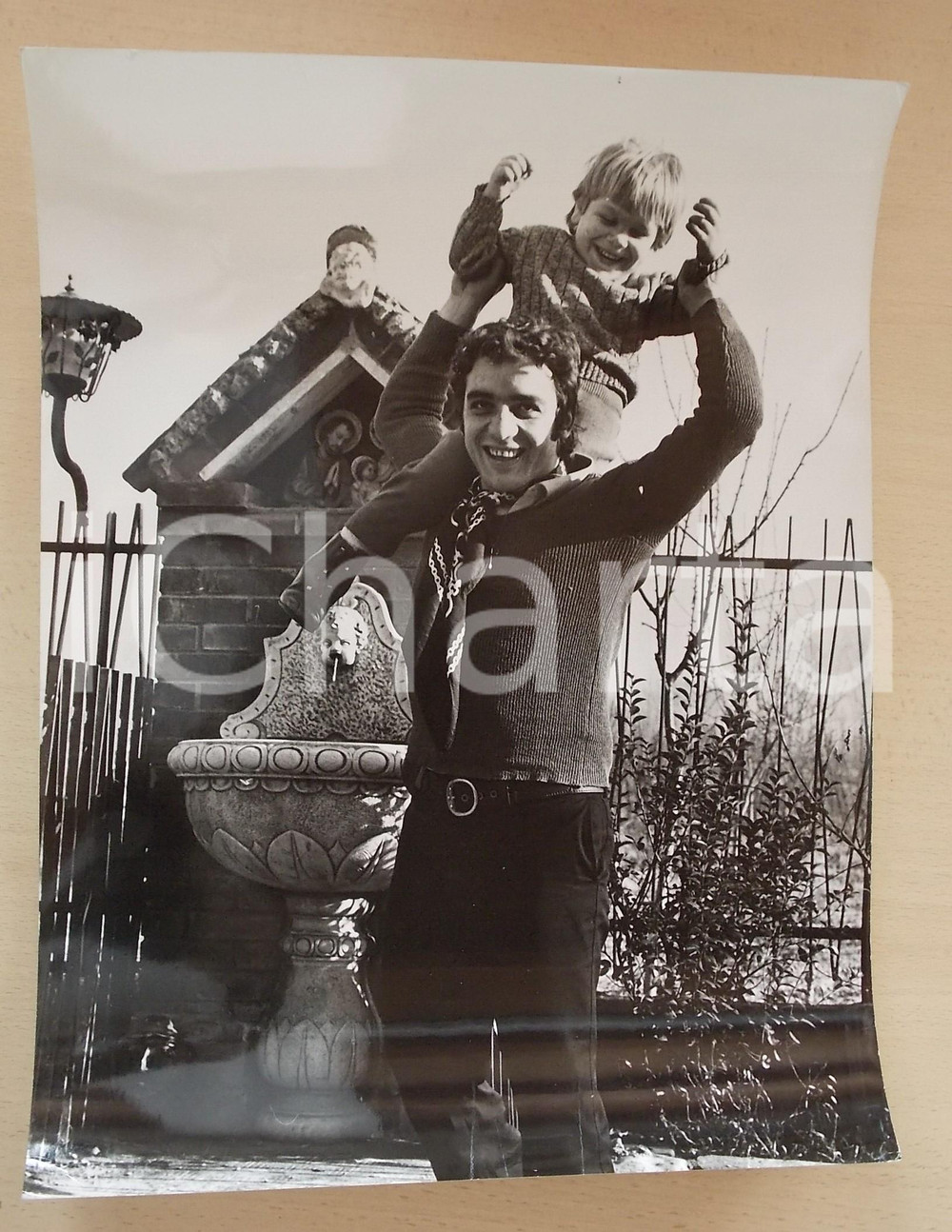 1975 ca COSTUME ITALIA Mino REITANO gioca con un bambino *Foto 30x40 cm