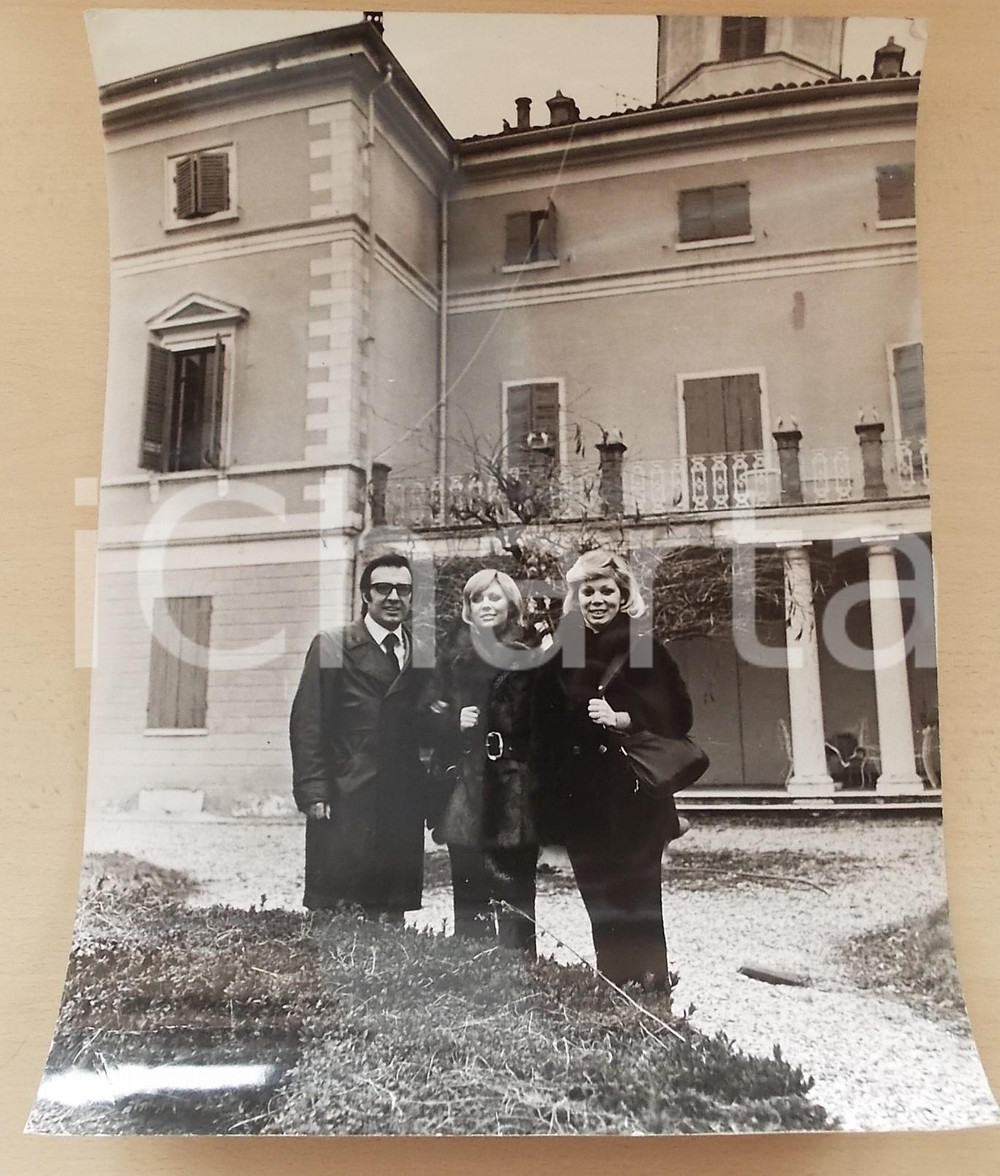 1970 ca COSTUME Soprano Mirella FRENI in una dimora di campagna (2) Foto 30x40