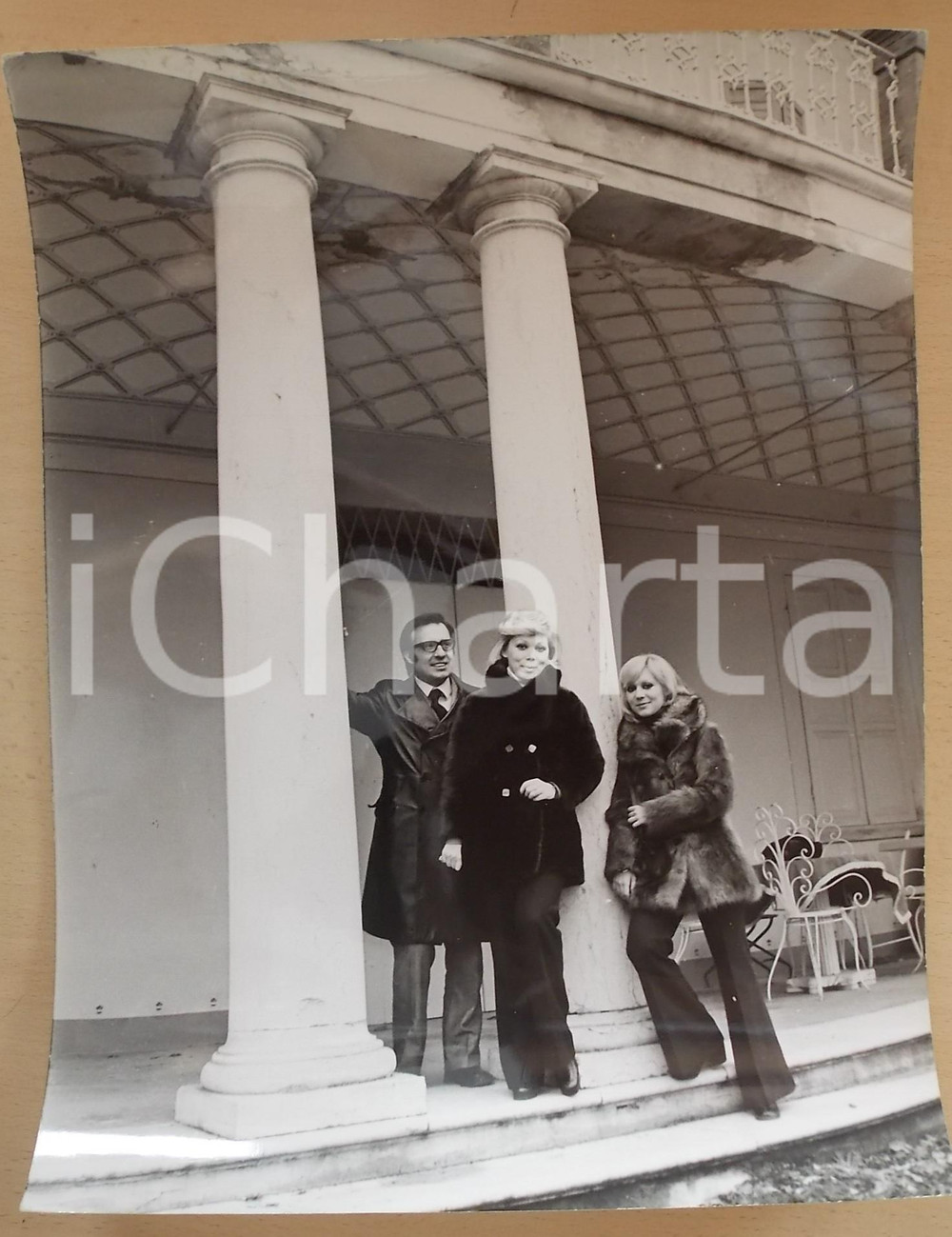 1970 ca COSTUME Soprano Mirella FRENI in una dimora di campagna (3) Foto 30x40