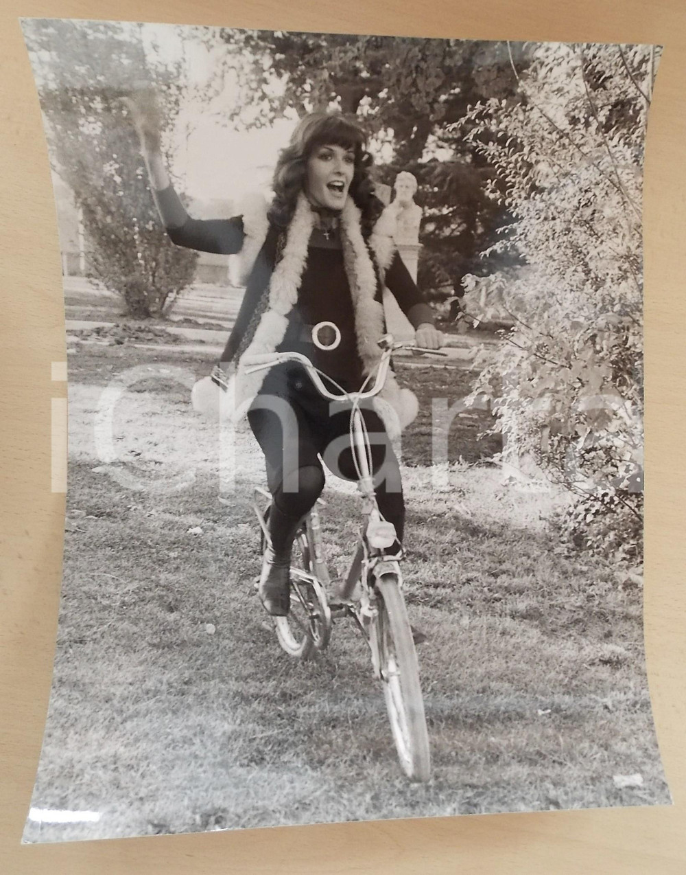1970 ca COSTUME Ritratto della cantante Mita MEDICI in bicicletta *Foto 27x36 cm
