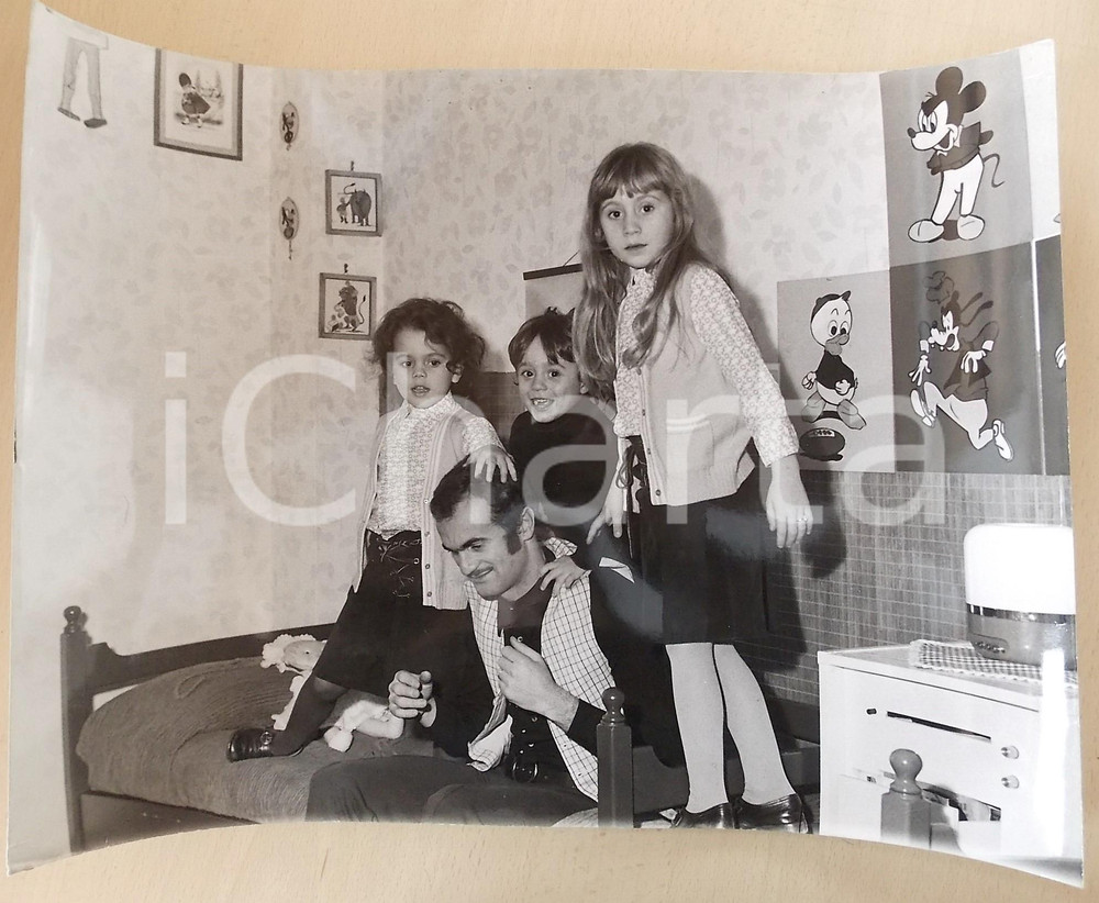 1970 ca COSTUME Ritratto calciatore Sandro MAZZOLA con i figli *Foto 40x30 cm