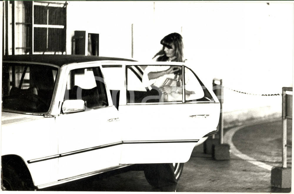 1970 ca COSTUME ITALIA Caterina CASELLI sale in auto *Fotografia 30x20 cm