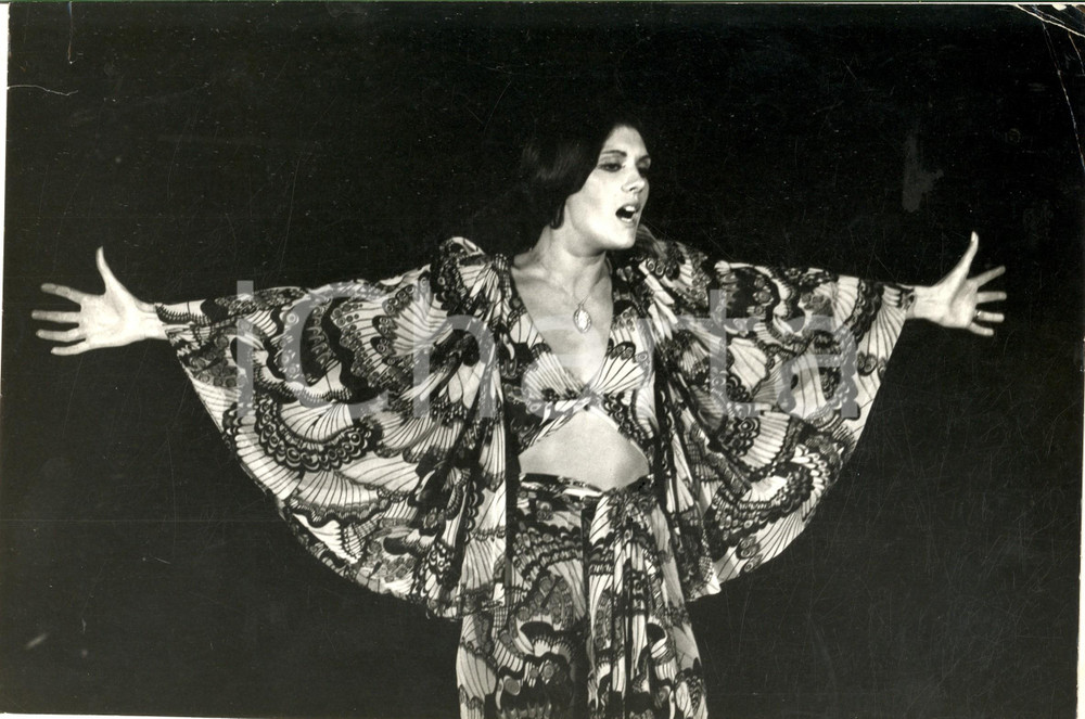 1970 ca COSTUME ITALIA Ritratto di Caterina CASELLI in concerto *Foto 30x20 cm