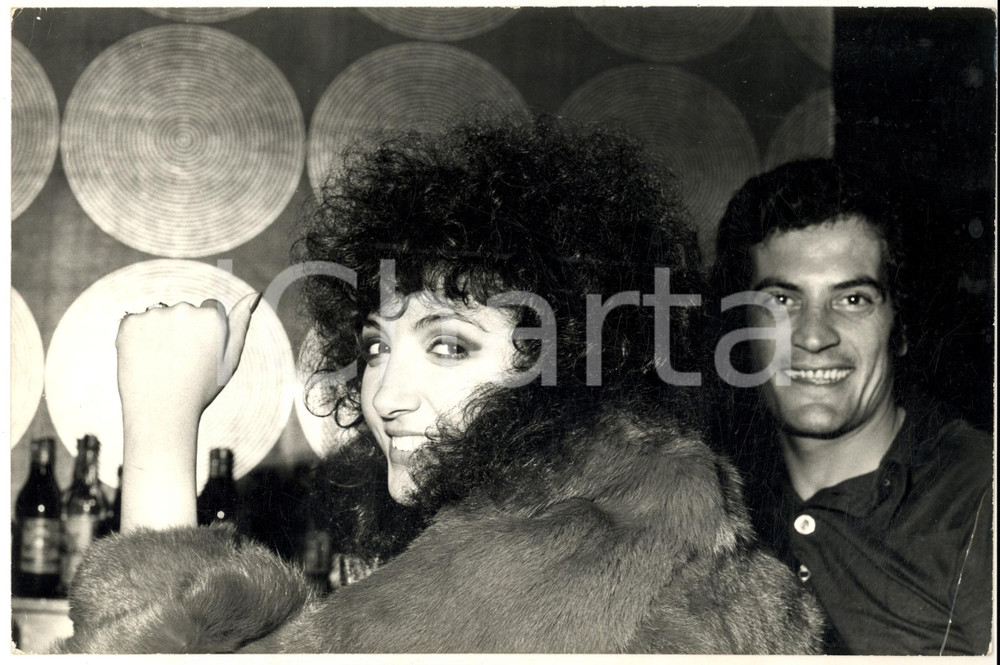 1970 ca COSTUME ITALIA Marcella BELLA al bancone di un locale *Foto 30x20 cm 