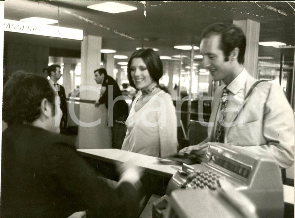 1970 ca ITALIA Caterina CASELLI in aeroporto con Piero SUGAR (1) *Foto 30x22 cm
