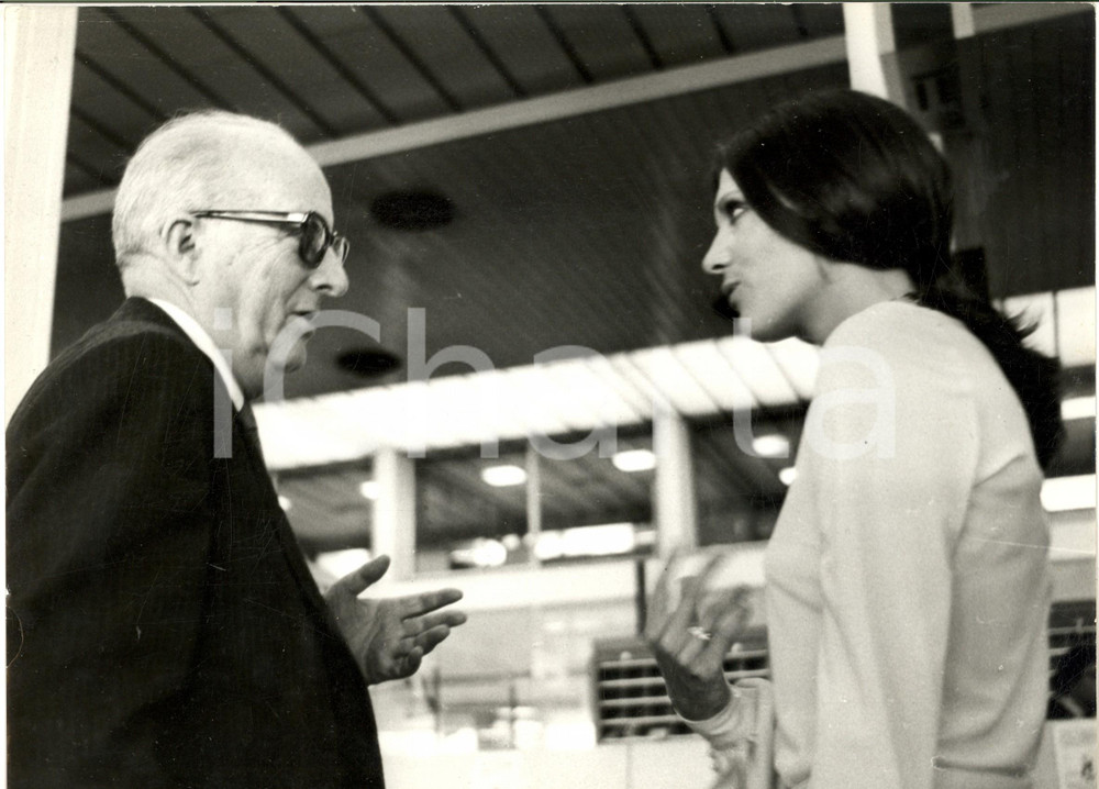 1970 ca COSTUME ITALIA Caterina CASELLI in aeroporto (1) *Foto 30x22 cm