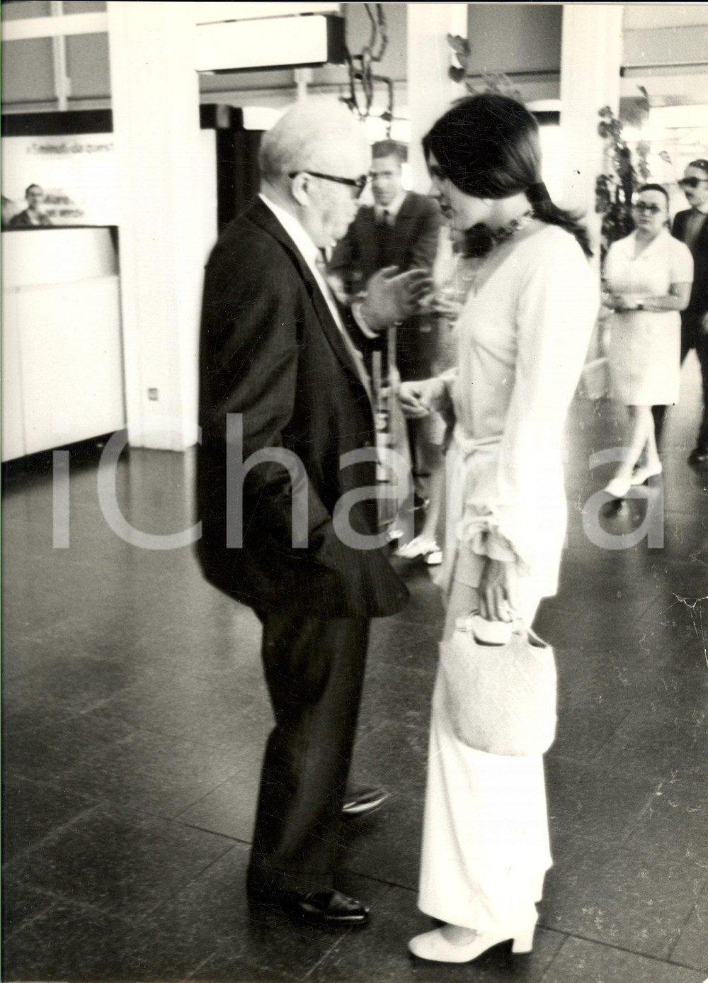 1970 ca COSTUME ITALIA Caterina CASELLI in aeroporto (2) *Foto 22x30 cm