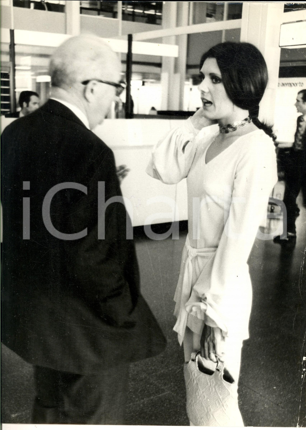 1970 ca COSTUME ITALIA Caterina CASELLI in aeroporto (3) *Foto 22x30 cm