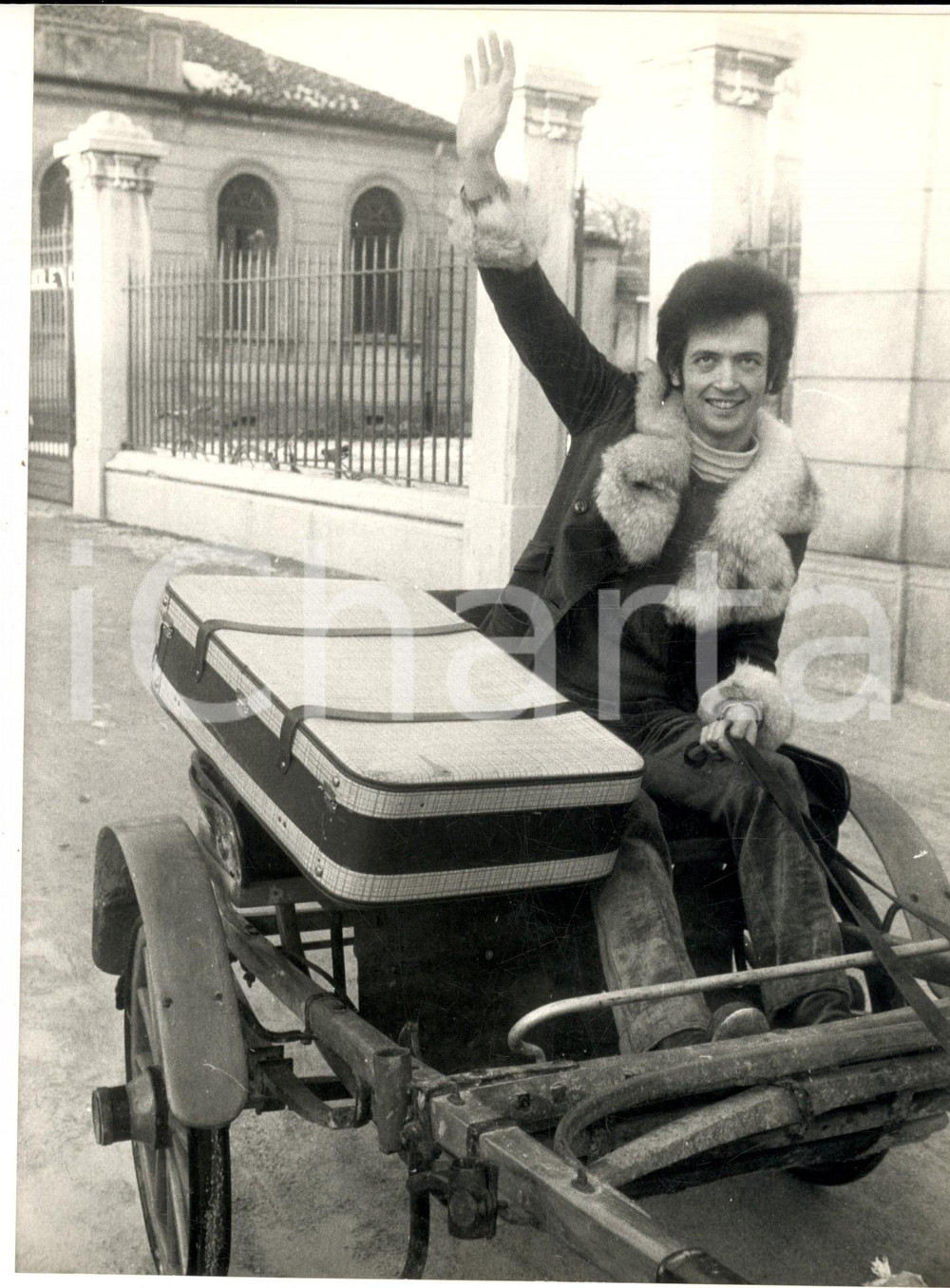 1969 MILANO - I GIGANTI Checco MARSELLA con la valigia su un carretto *Foto