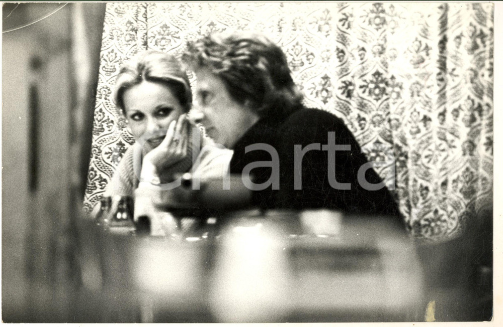 1970 ca GOSSIP ITALIA Gemella KESSLER a cena (2) *Fotografia 30x20 cm