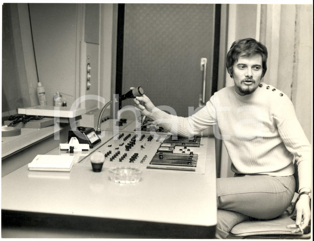 1970 ca COSTUME  I GIGANTI Enrico Maria PAPES in sala di registrazione *Foto