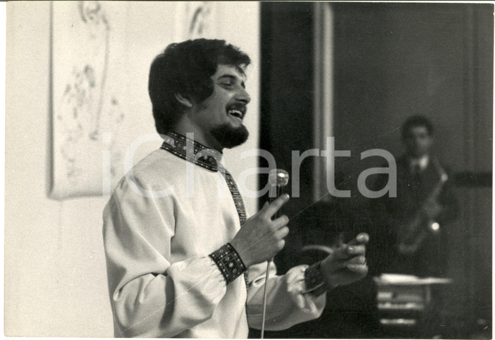 1970 ca MILANO Enrico Maria PAPES dei GIGANTI al microfono - Foto 30x20 cm