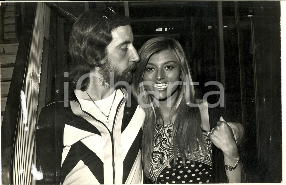 1970 ca GOSSIP I GIGANTI Mino DI MARTINO con la fidanzata - Foto 30x20 cm